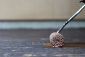 ウッドデッキにローラーでステイン