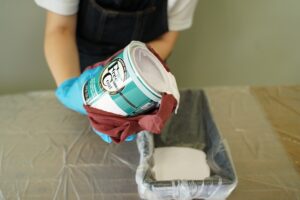 受け皿に塗料を移す