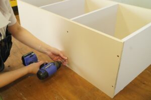 カラーボックスを組み立てている画像